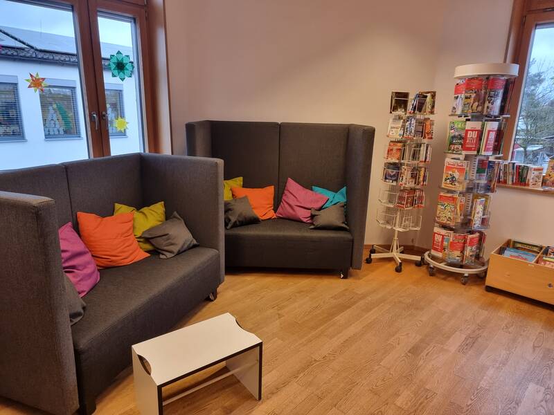 Leseecke in der Gemeindebücherei Putzbrunn mit gemütlichen Sofas