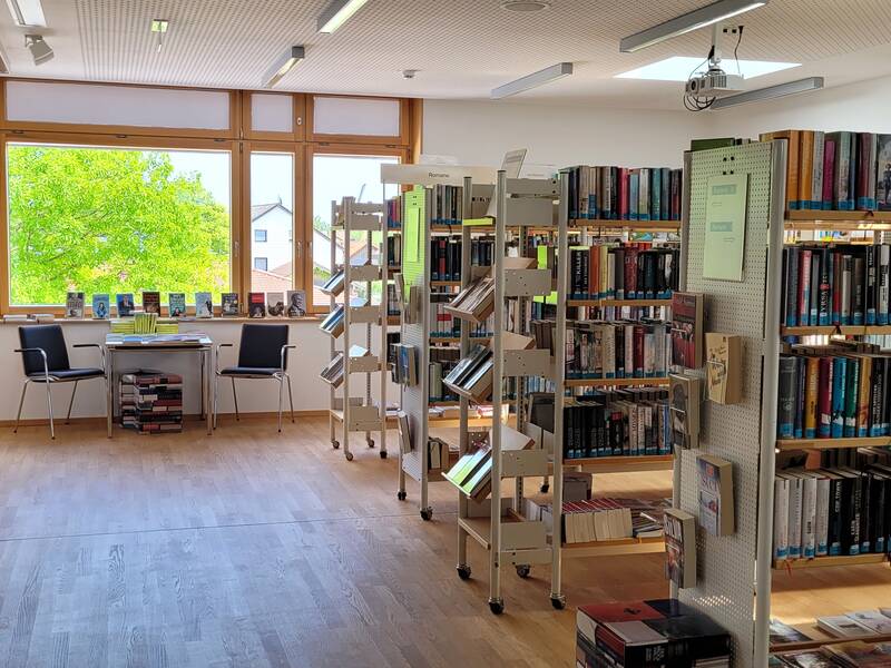 Innenbereich der Gemeindebücherei Putzbrunn mit Bücherregalen