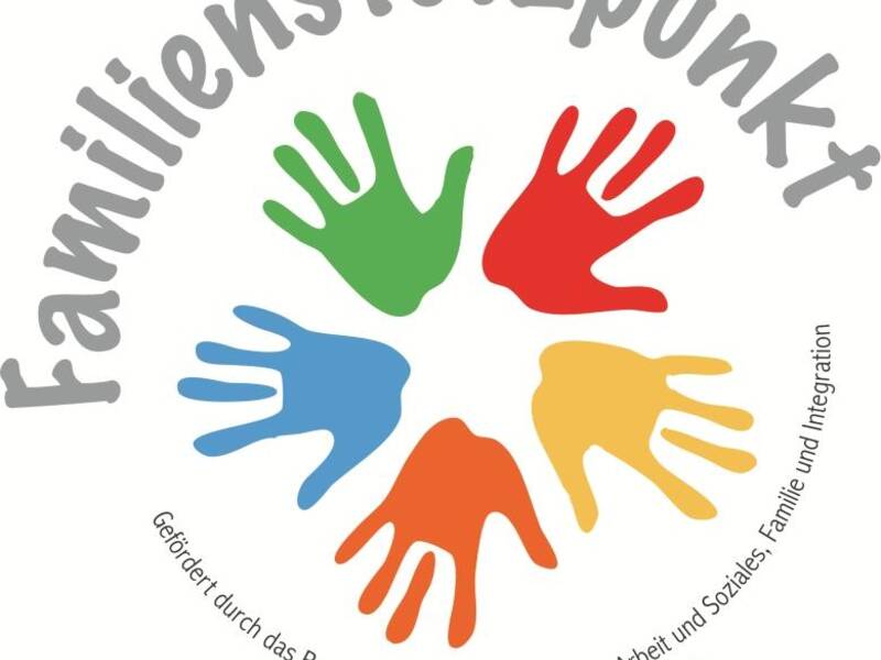 Das Bild zeigt ein Logo mit dem Schriftzug "Familienstützpunkt" und fünf farbigen, zur Mitte gerichteten Handabdrücken in einem Kreis, mit dem Zusatz, dass es vom Bayerischen Staatsministerium für Arbeit und Soziales, Familie und Integration sowie dem Landkreis München gefördert wird.
