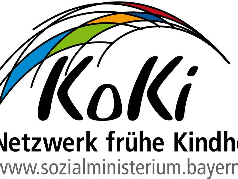 Das Bild zeigt das Logo von "KoKi Netzwerk frühe Kindheit" mit einem bunten Bogen und der Website "www.sozialministerium.bayern.de" darunter.