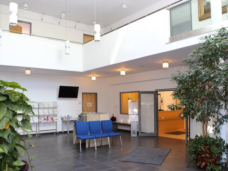 Foyer des Rathauses Putzbrunn mit Blick auf die Pforte