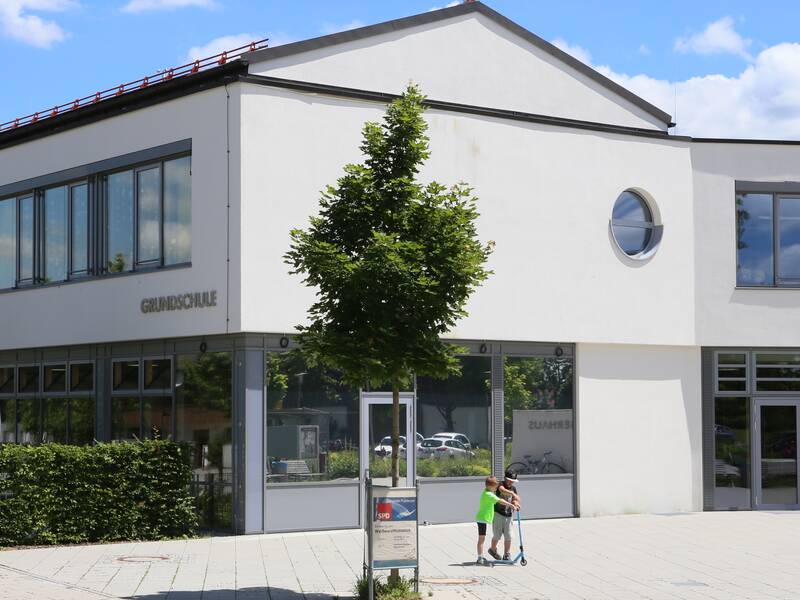 Ansicht eines Gebäudeteils der Grundschule Putzbrunn von der Straße aus
