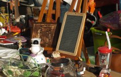 Flohmarkt-Tisch